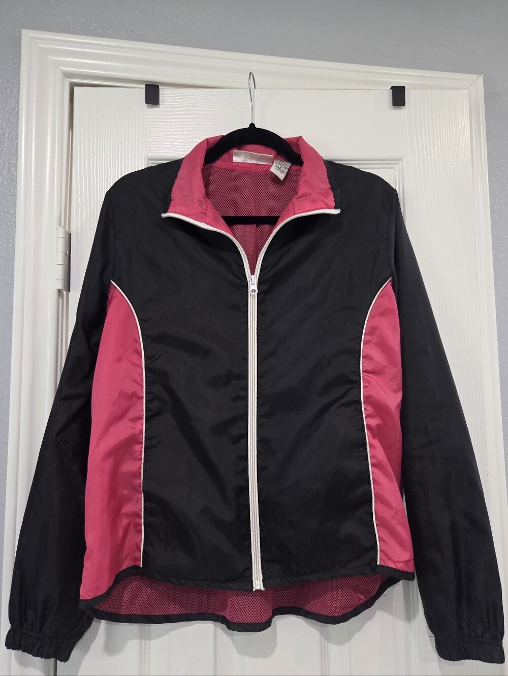 Size M Women's Black and Pink Lightweight Zip Jacket